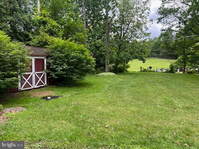 90 Wanner Road Reading, PA 19606 - Photo 5 of 32 a backyard of a house with table and chairs