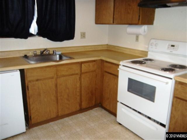 1400 East 9th Street, Unit 2 Reno, NV 89512 - Photo 5 of 7 a utility room with dryer and washer