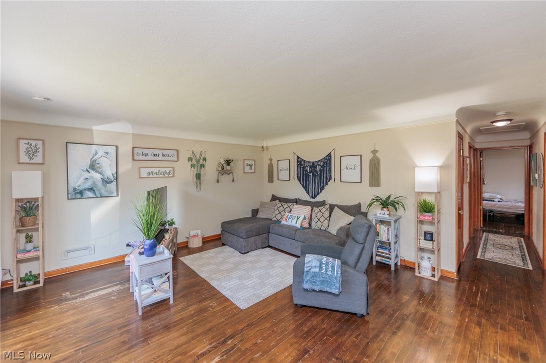 10906 Snow Road Cleveland, OH 44130 - Photo 6 of 48