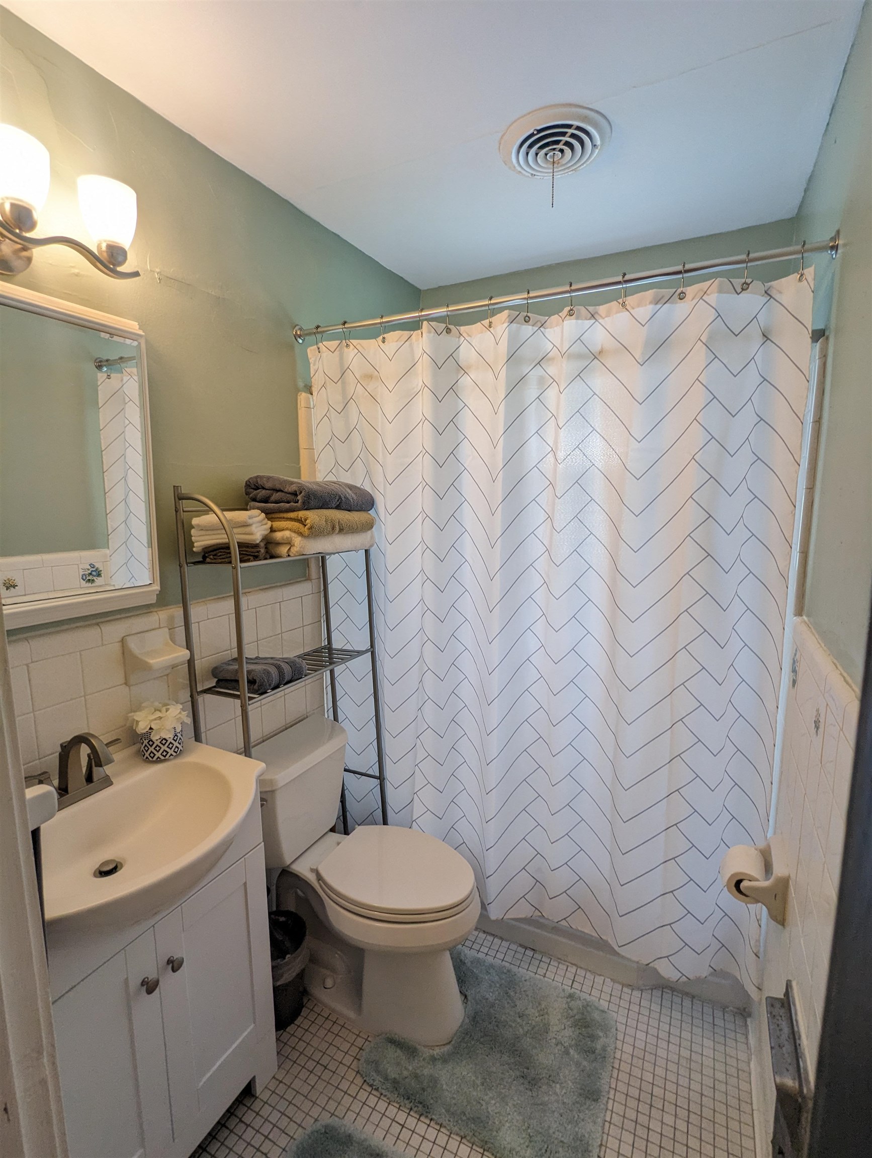 456 Gerald Road Memphis, TN 38122 - Photo 14 of 25 a bathroom with a sink a toilet and shower curtain