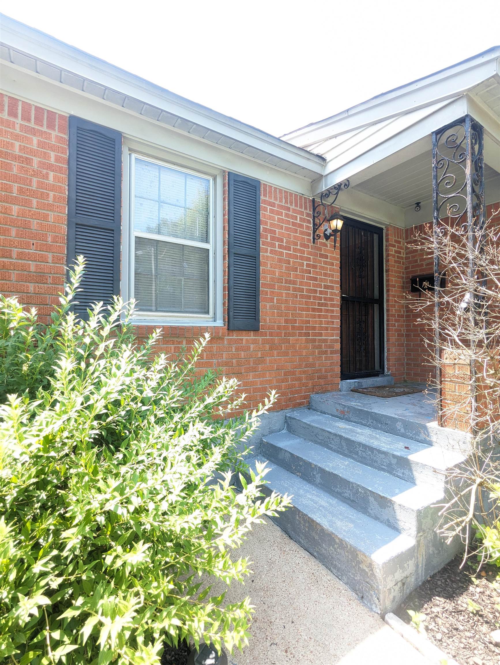456 Gerald Road Memphis, TN 38122 - Photo 24 of 25 a front view of a house