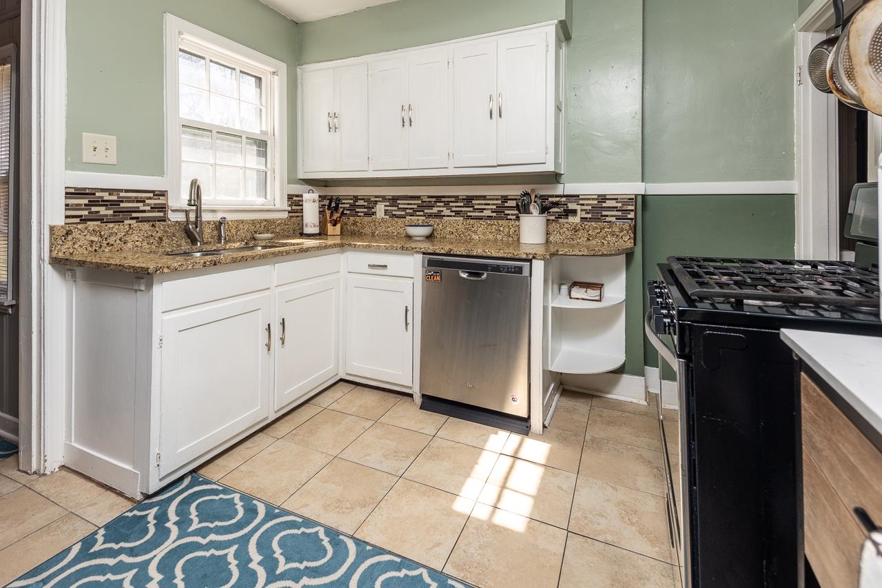 456 Gerald Road Memphis, TN 38122 - Photo 5 of 25 a kitchen with a stove a sink and a microwave