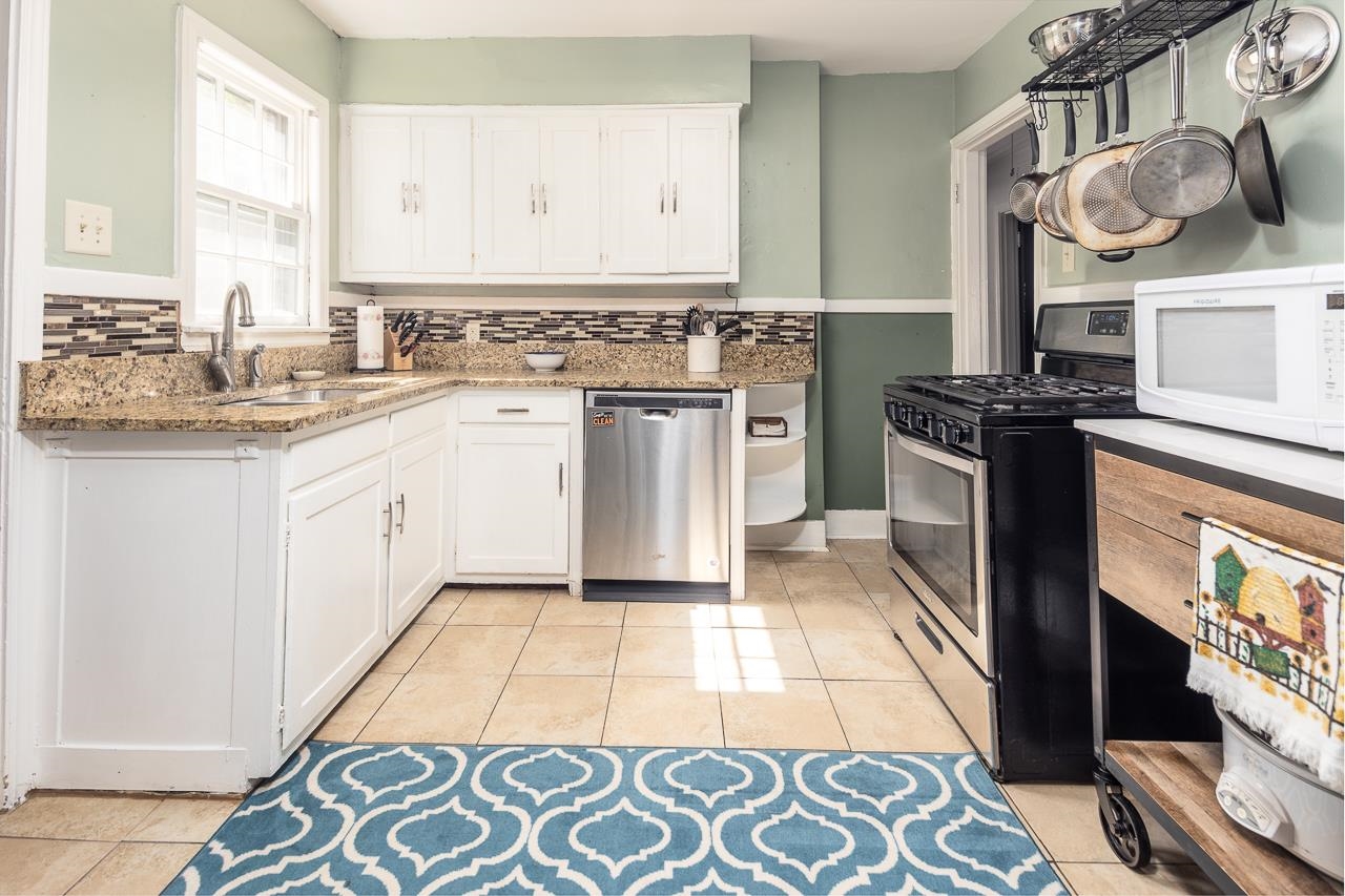 456 Gerald Road Memphis, TN 38122 - Photo 7 of 25 a kitchen with a stove and a sink