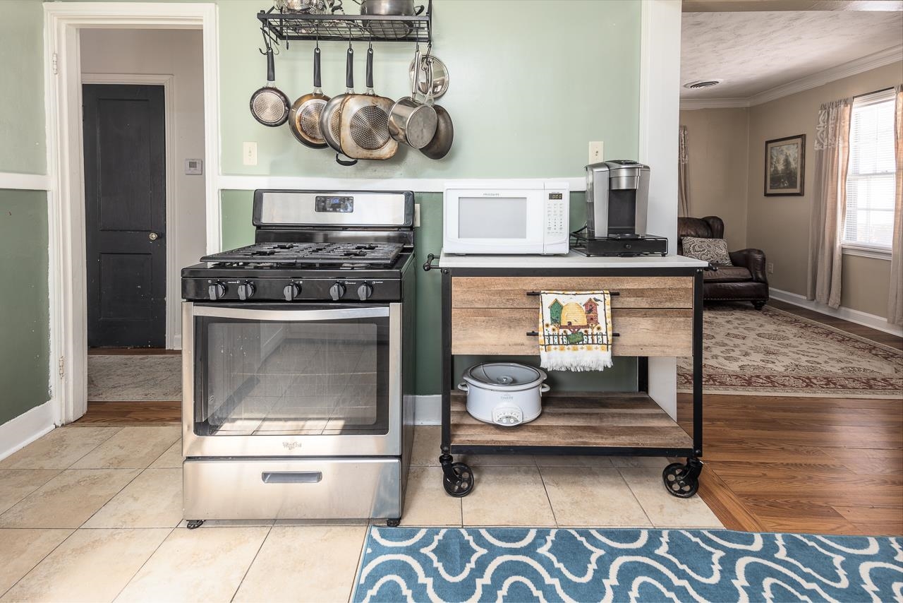 456 Gerald Road Memphis, TN 38122 - Photo 8 of 25 a kitchen with a stove and a wooden floor