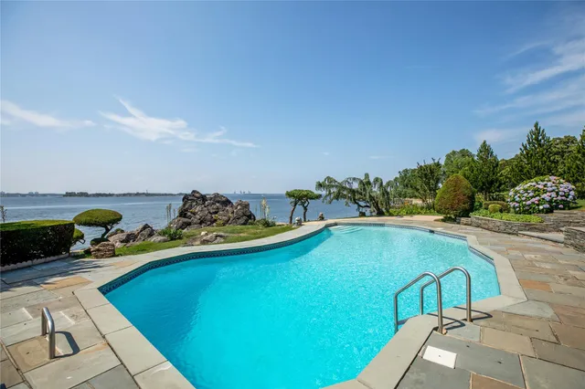 a view of entryway and hall