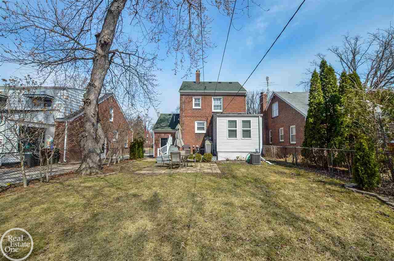 1753 Hampton Road Grosse Pointe, MI 48236 - Photo 28 of 29 50068808-27.JPG