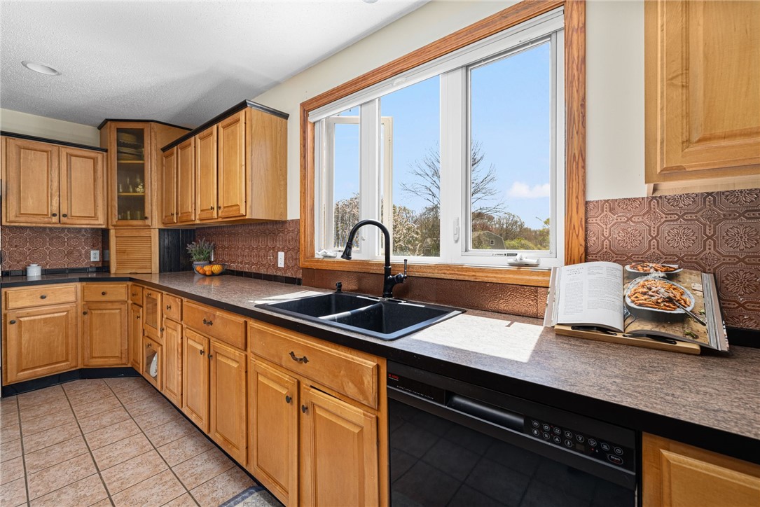 6 Country Road Warren, RI 02885 - Photo 11 of 50