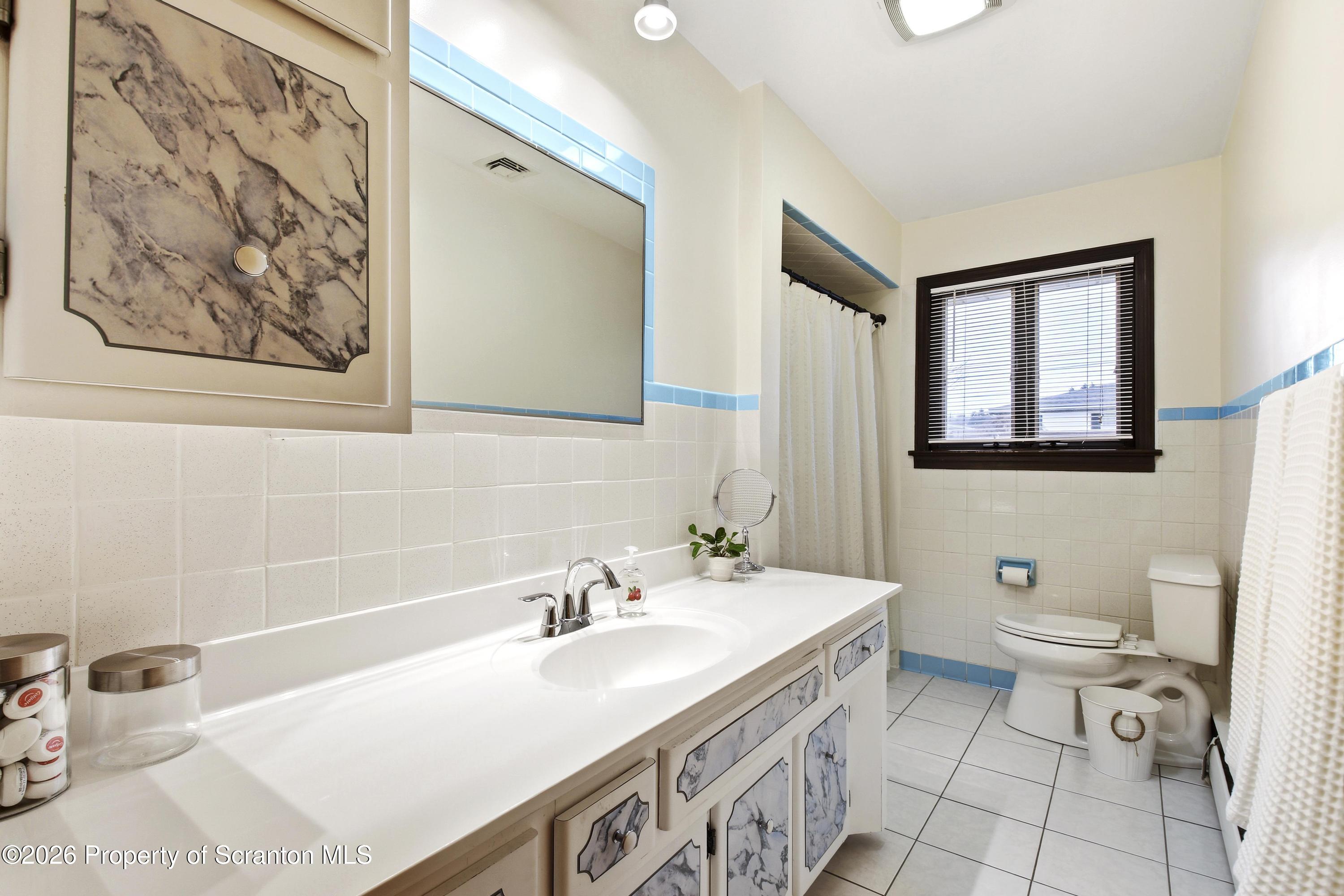 3904 Winfield Avenue Moosic, PA 18507 - Photo 9 of 28 Full Bathroom