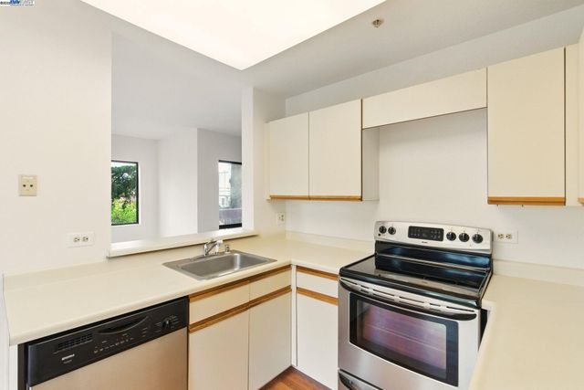 a view of empty room with window