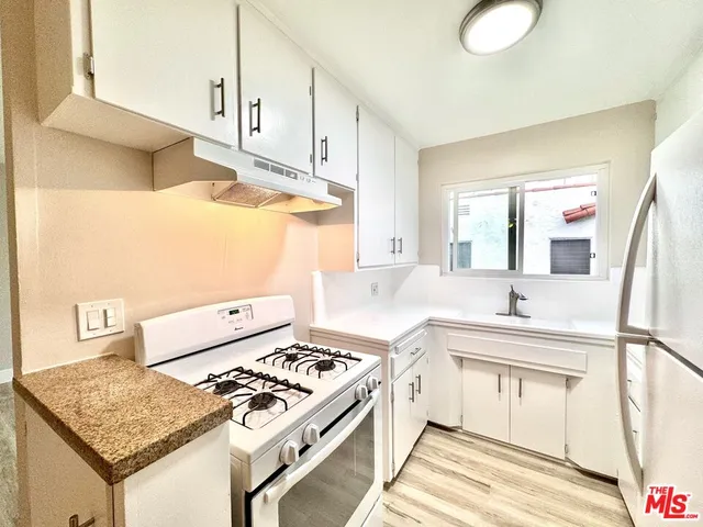 $2,099 | 1037 South Shenandoah Street, Unit 7, Los Angeles, CA 90035