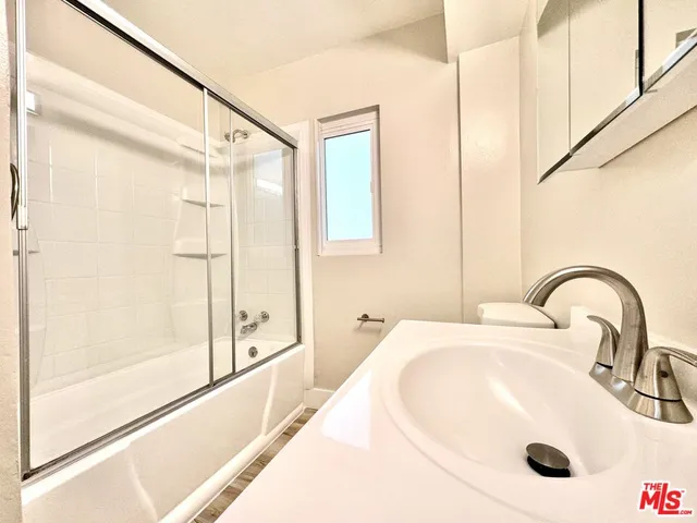 $2,099 | 1037 South Shenandoah Street, Unit 7, Los Angeles, CA 90035