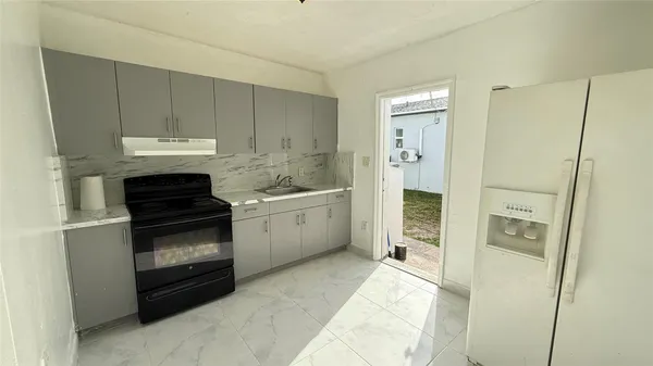 $1,900 | 832 Northwest 10th Street, Unit 1, Hallandale Beach, FL 33009