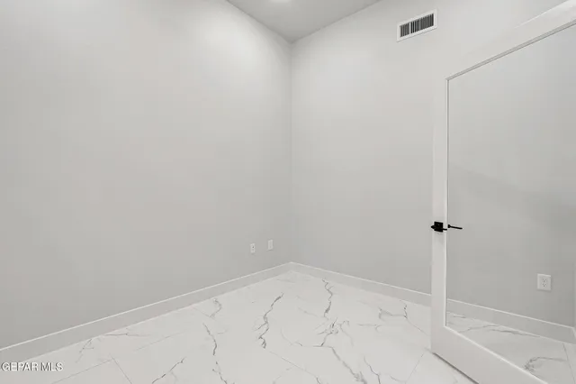 en empty room with ceiling fan