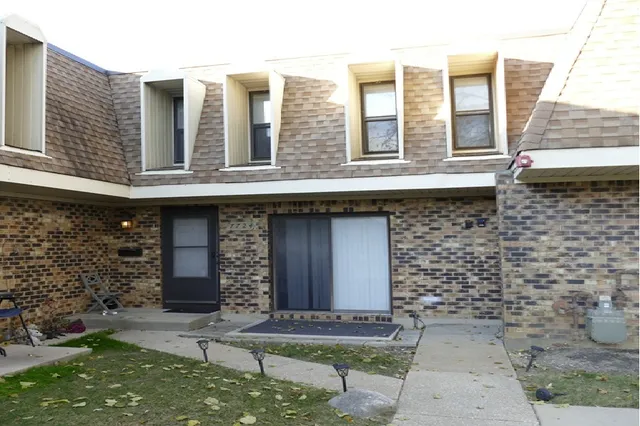 $1,800 | 7724 Woodward Avenue, Unit 148G, Woodridge, IL 60517