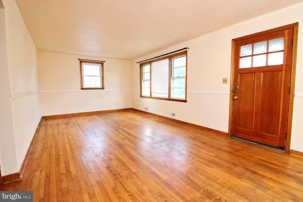 1203 June Road Halethorpe, MD 21227 - Photo 10 of 27 Living Room