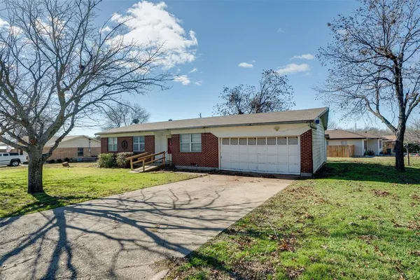 $85,000 | 207 North King Street, Henrietta, TX 76365