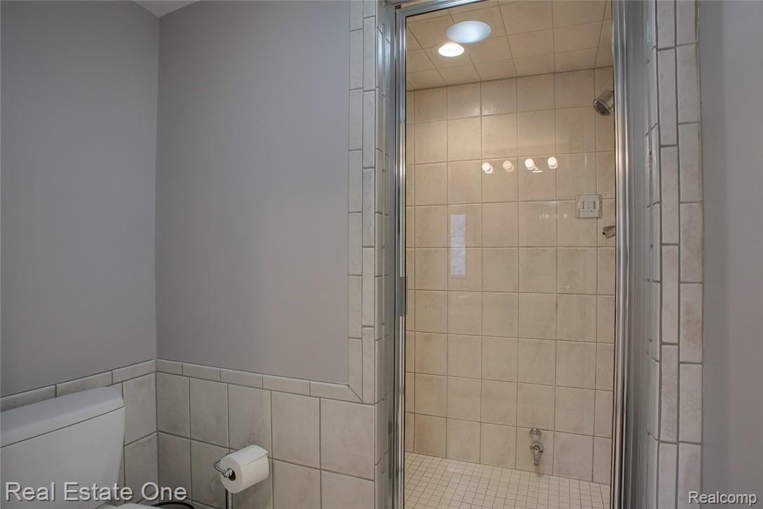 5216 Rector Court Bloomfield Hills, MI 48302 - Photo 25 of 42 28-Master Bathroom 2nd View.jpg