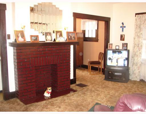 1007 1st Street McKees Rocks, PA 15136 - Photo 4 of 11 Living Room.