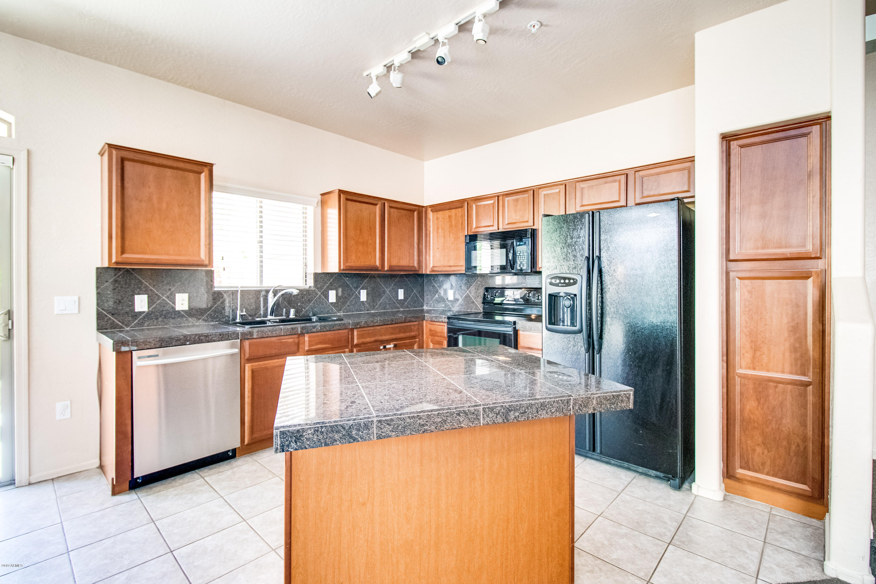 2150 East Bell Road, Unit 1102 Phoenix, AZ 85022 - Photo 13 of 33 Kitchen
