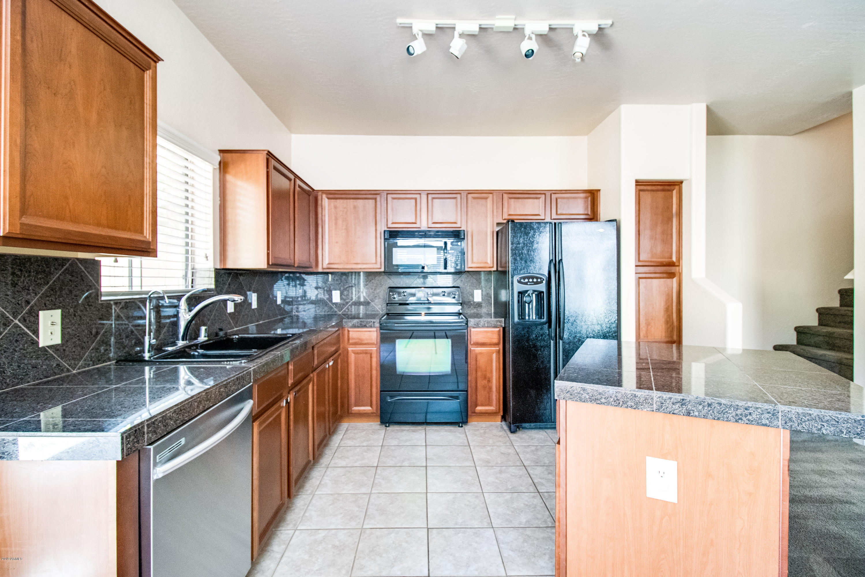 2150 East Bell Road, Unit 1102 Phoenix, AZ 85022 - Photo 4 of 33 Kitchen