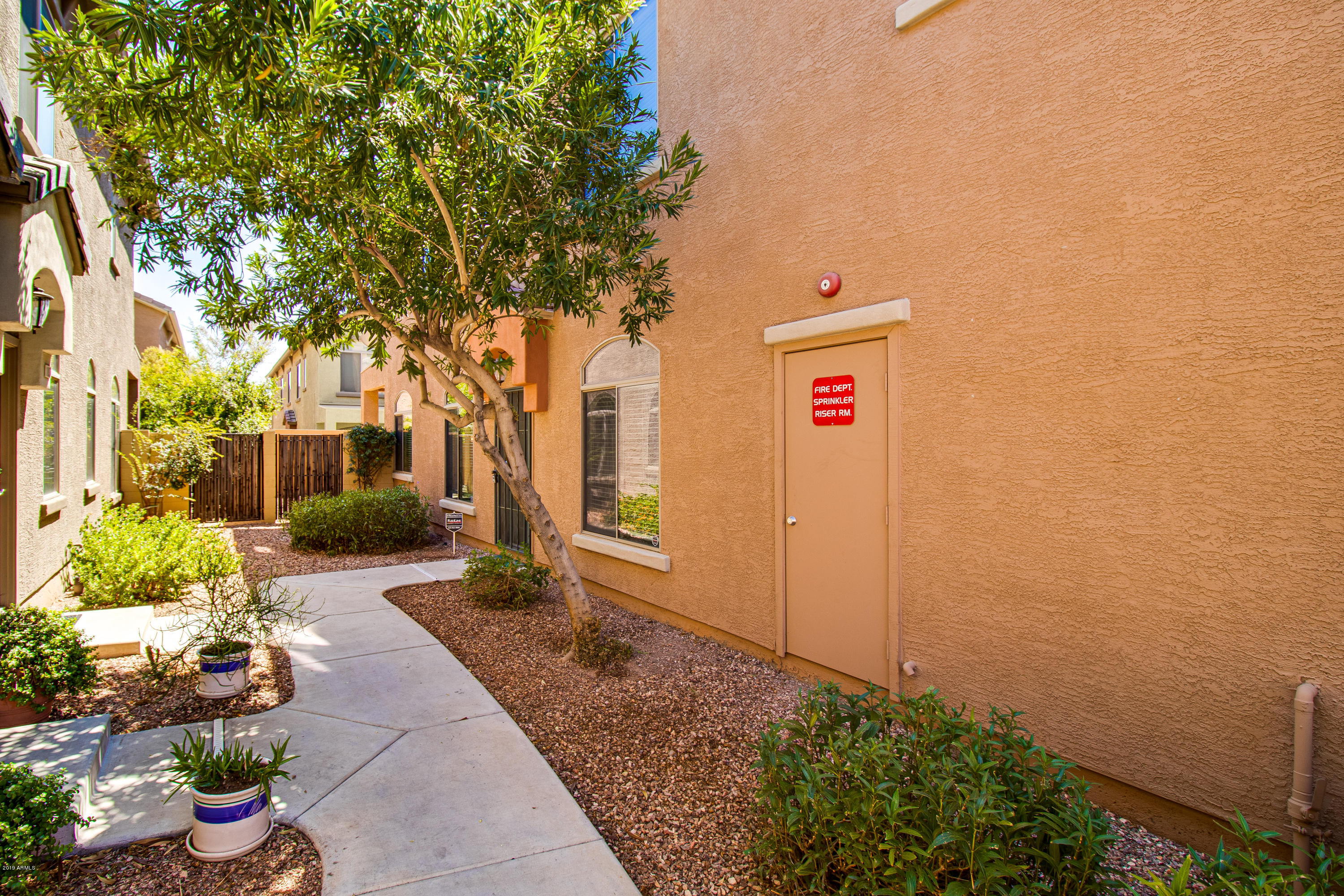 2150 East Bell Road, Unit 1102 Phoenix, AZ 85022 - Photo 8 of 33 Pathway to Front entry