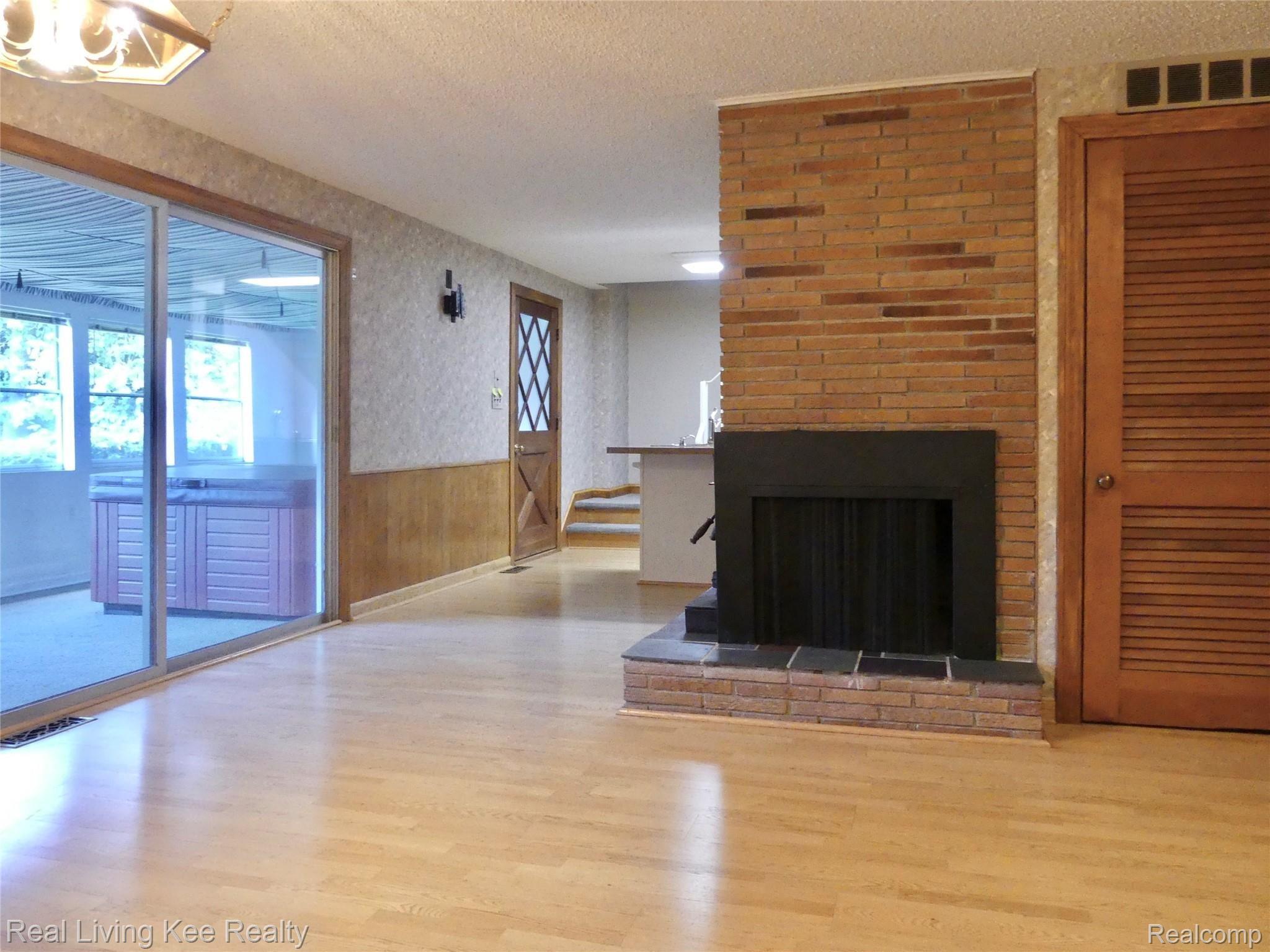 49741 Shelby Road Utica, MI 48317 - Photo 20 of 61 Doorwall to Florida room w/hot tub from kitchen and dining room