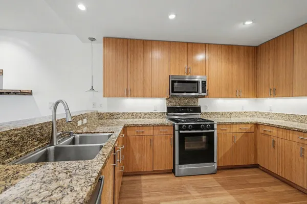 $7,595 | 235 Berry Street, Unit 316, San Francisco, CA 94158