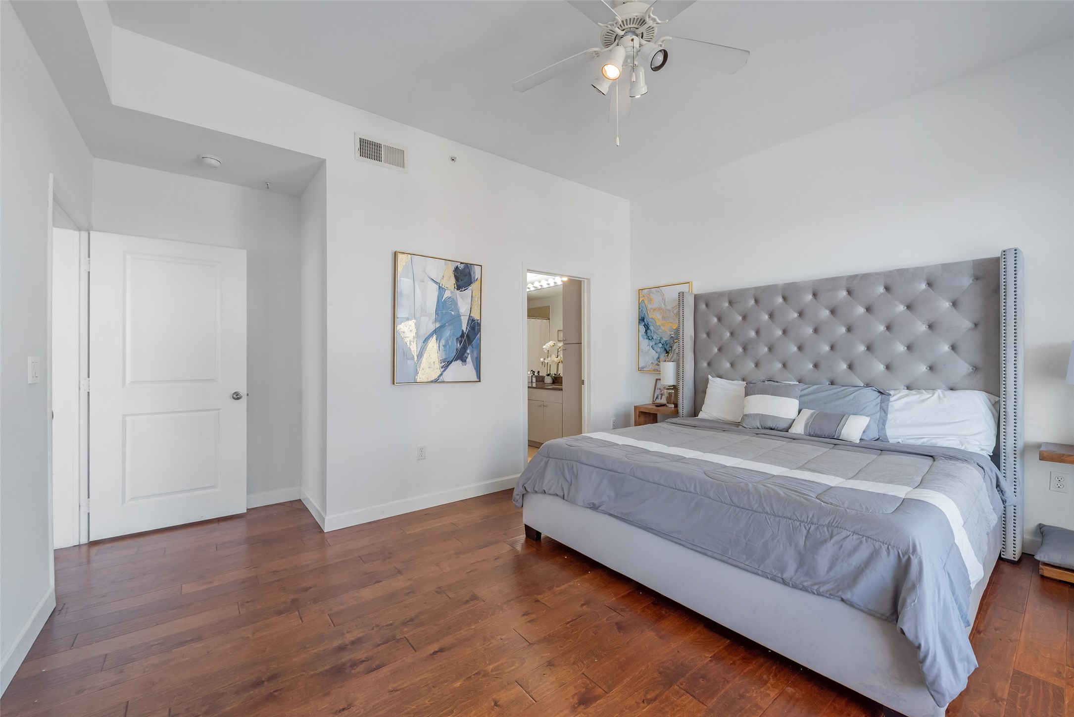 3505 Sage Road, Unit 2210 Houston, TX 77056 - Photo 15 of 40 A spacious primary bedroom with a private ensuite full bath, combines comfort and convenience.