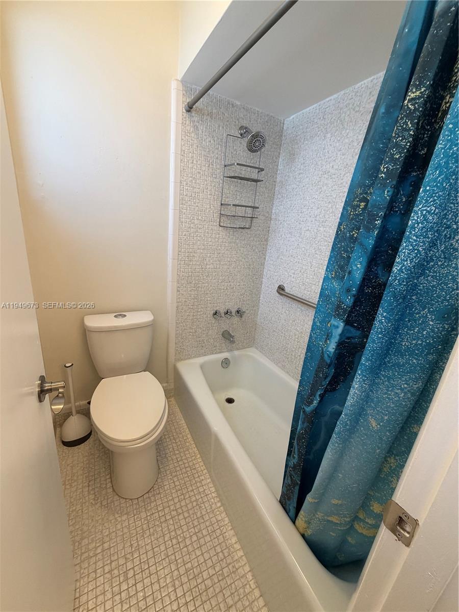 7216 Jacaranda Lane Miami Lakes, FL 33014 - Photo 11 of 17 Primary