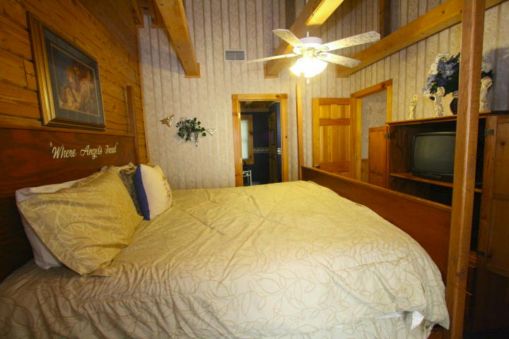 1616 South Mountain View Road Sevierville, TN 37876 - Photo 16 of 27 IMG_6491 (Small)MASTER BEDROOM