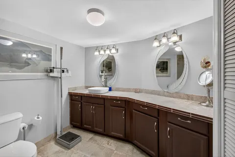 a en suite bathroom with a toilet sink and tub
