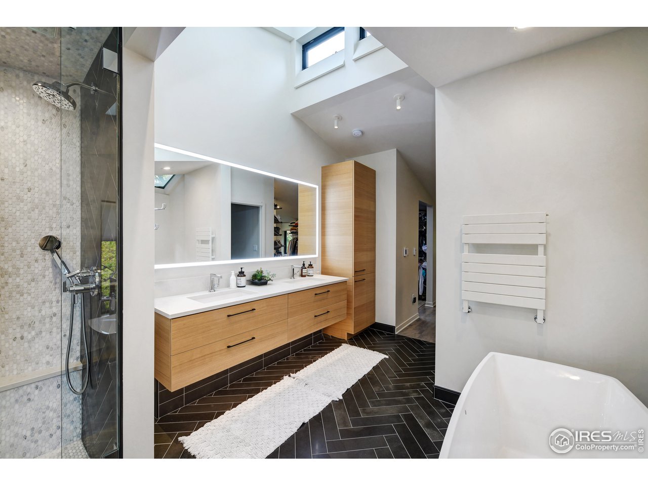 505 Geneva Avenue Boulder, CO 80302 - Photo 23 of 40 a bathroom with a tub sink and mirror