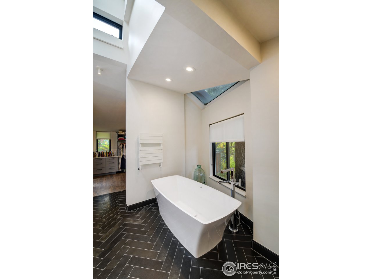 505 Geneva Avenue Boulder, CO 80302 - Photo 24 of 40 a living room with a table and chairs