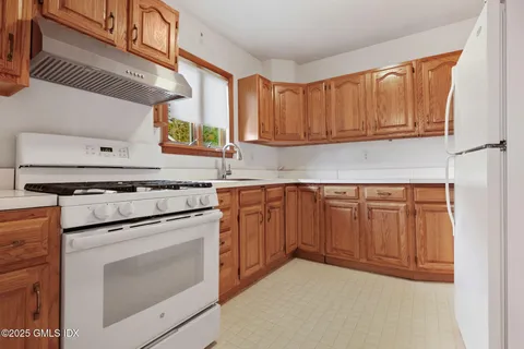 $999,000 | 40 Moshier Street, Greenwich, CT 06831