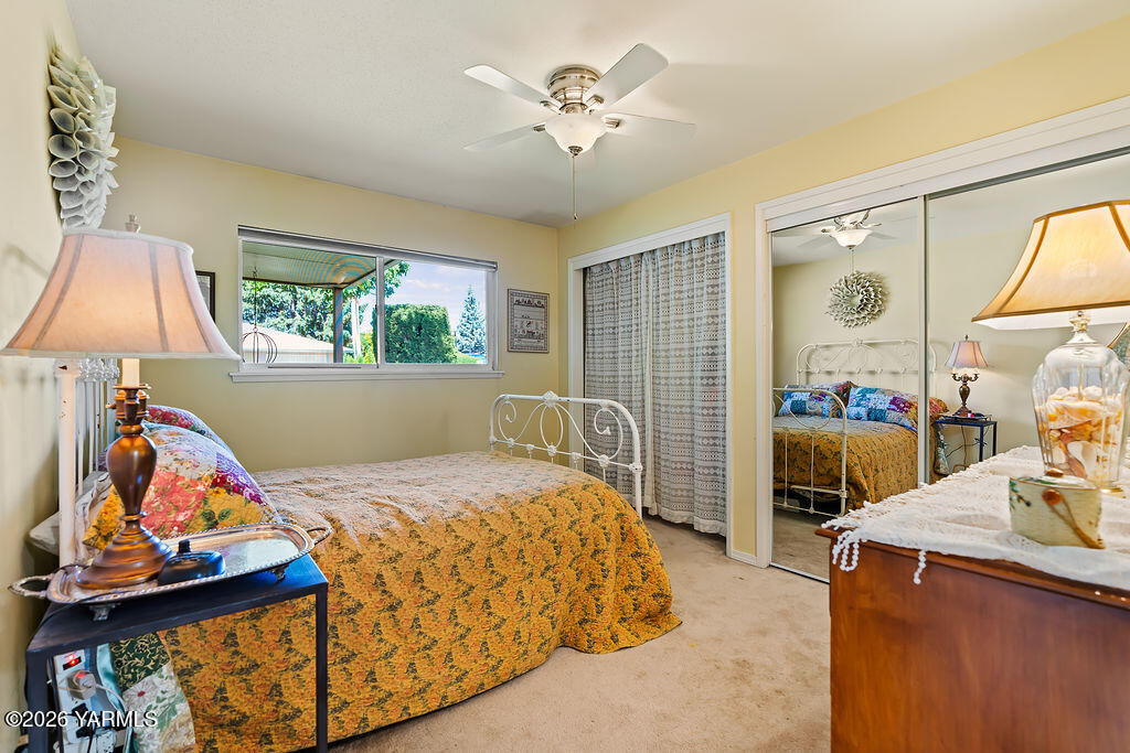 7610 Summitview Avenue, Unit 11 Yakima, WA 98908 - Photo 14 of 20 a bedroom with a bed and a painting on the wall