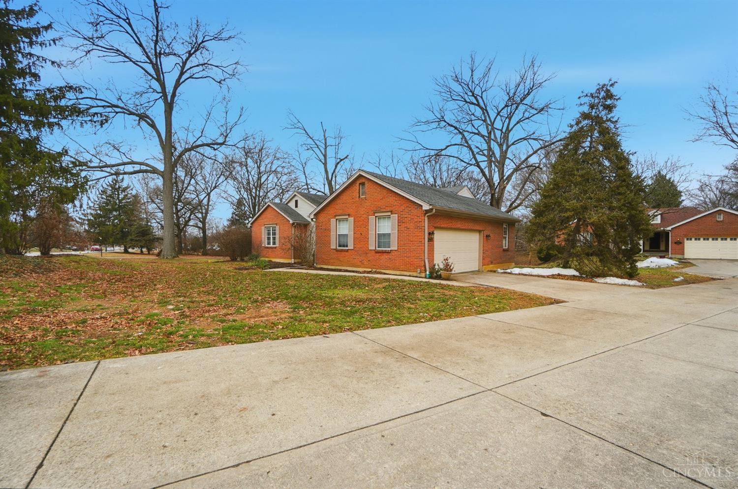 1090 West Galbraith Road Cincinnati, OH 45231 - Photo 33 of 37 There are 4 houses on the cul-de-sac.