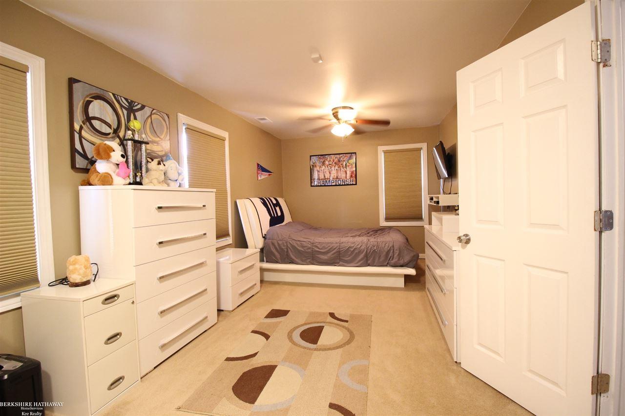 25826 Rosenbusch Boulevard Warren, MI 48089 - Photo 9 of 19 31319097-8.JPG
