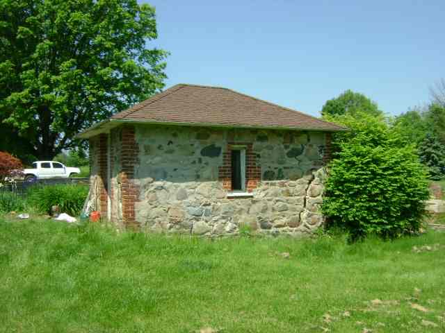 8182 Bryce Road Avoca, MI 48006 - Photo 3 of 5 31017327-2.JPG