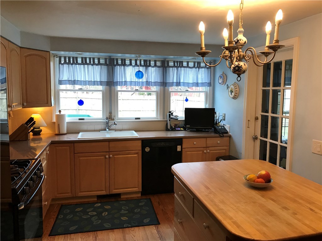 7 Surrey Road Barrington, RI 02806 - Photo 5 of 22