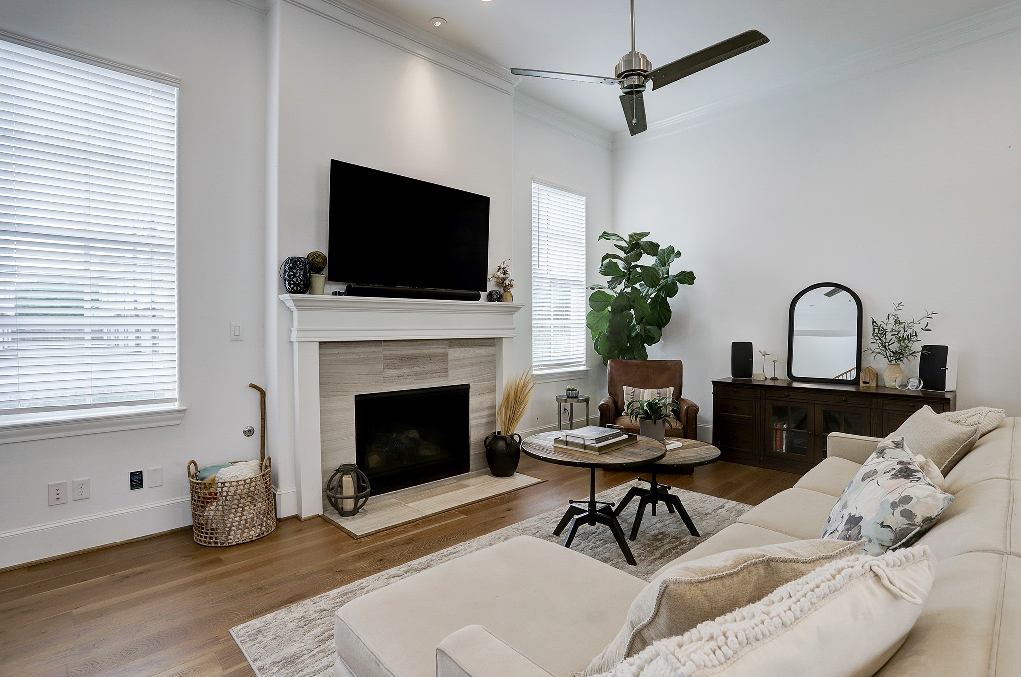 2512 Hollister Road Houston, TX 77080 - Photo 12 of 41 Living room