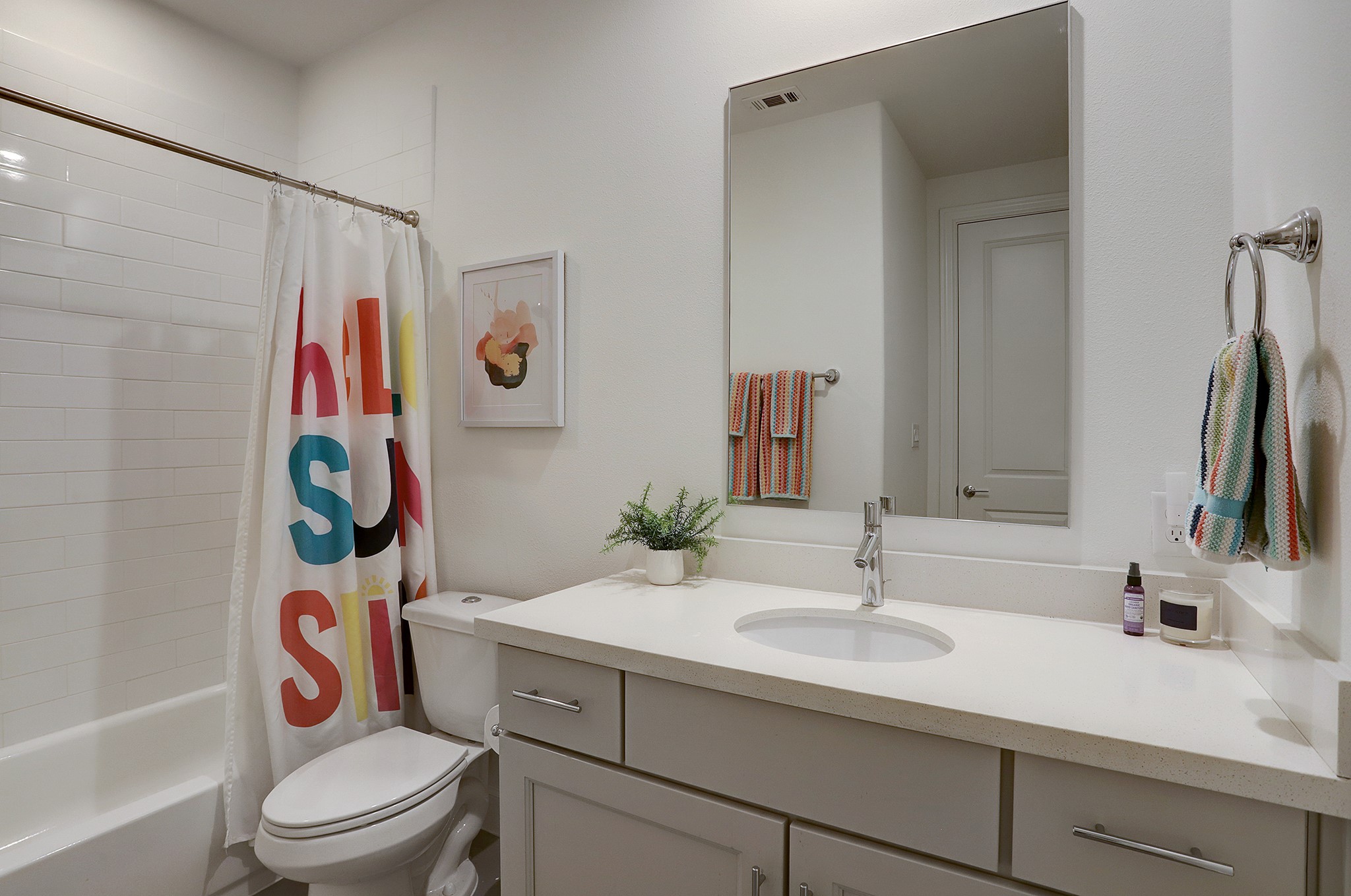 2512 Hollister Road Houston, TX 77080 - Photo 16 of 41 Secondary bathroom located upstairs