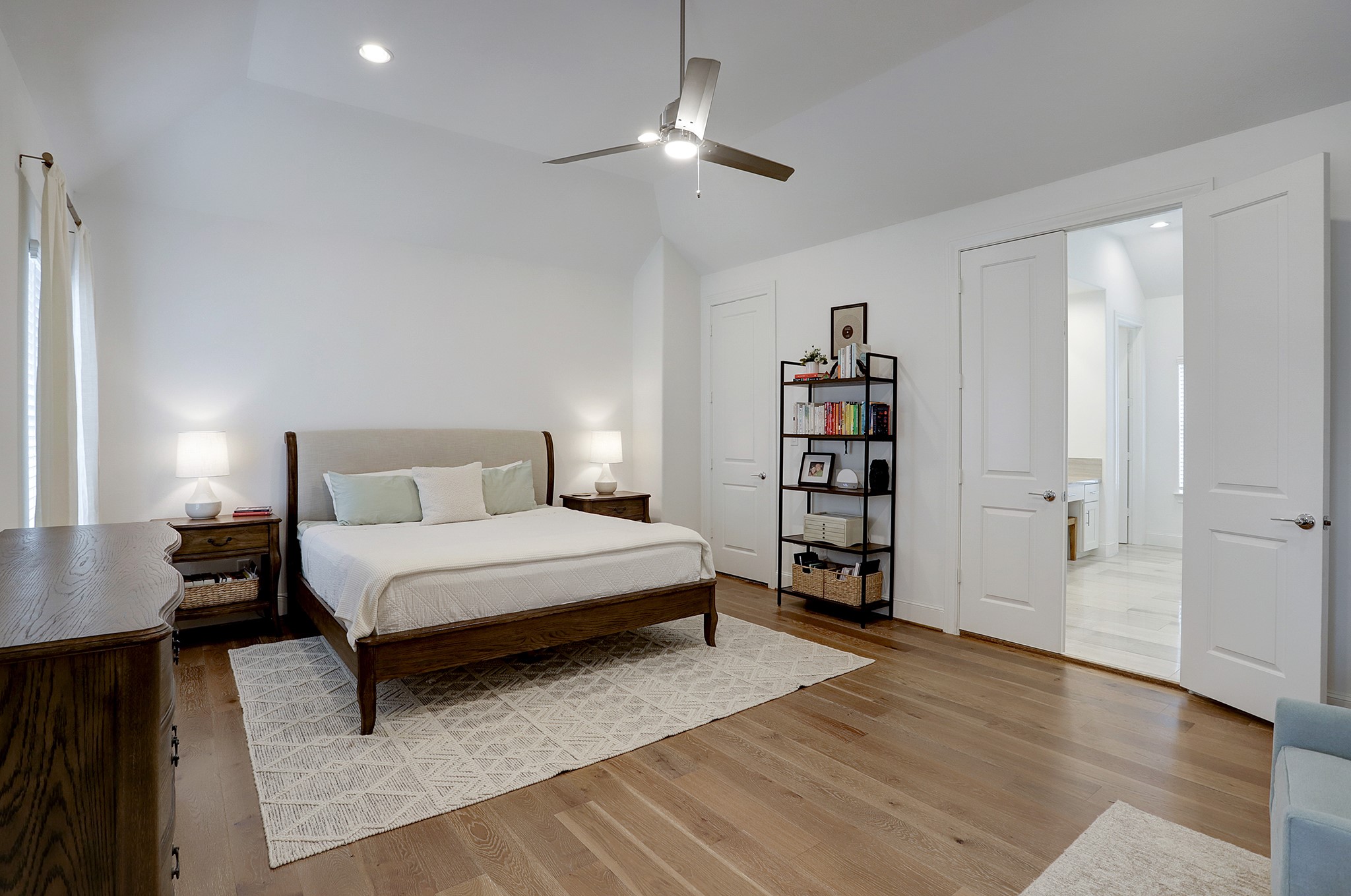 2512 Hollister Road Houston, TX 77080 - Photo 20 of 41 Primary bedroom