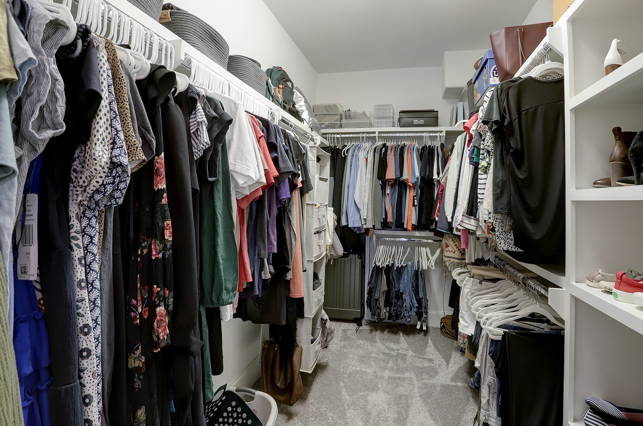 2512 Hollister Road Houston, TX 77080 - Photo 22 of 41 Walk-in closet in primary bedroom