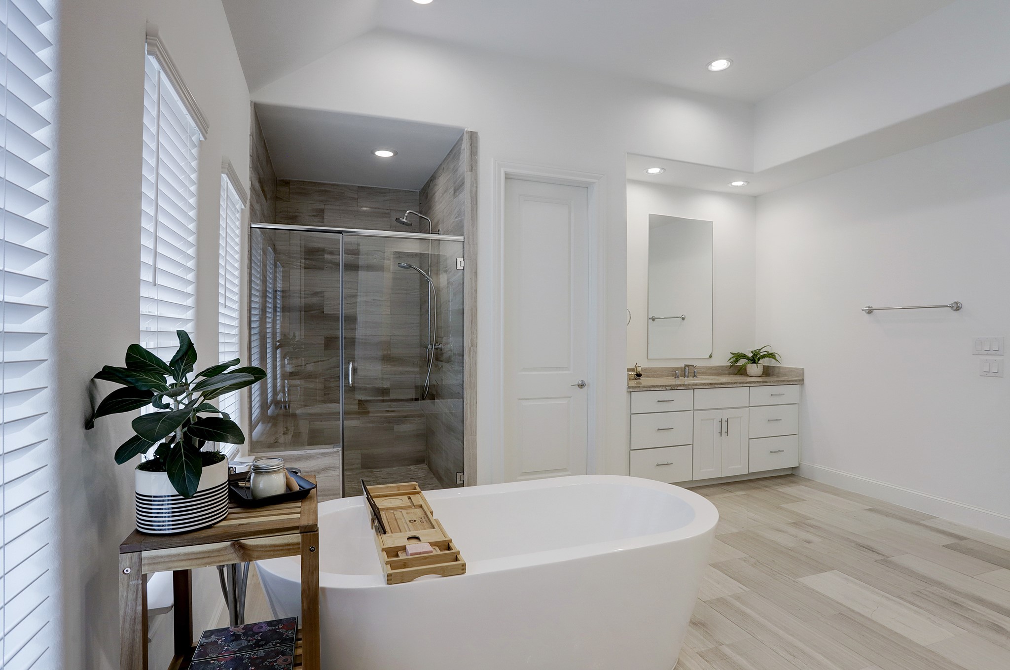 2512 Hollister Road Houston, TX 77080 - Photo 24 of 41 Large soaking tub and separate walk-in shower