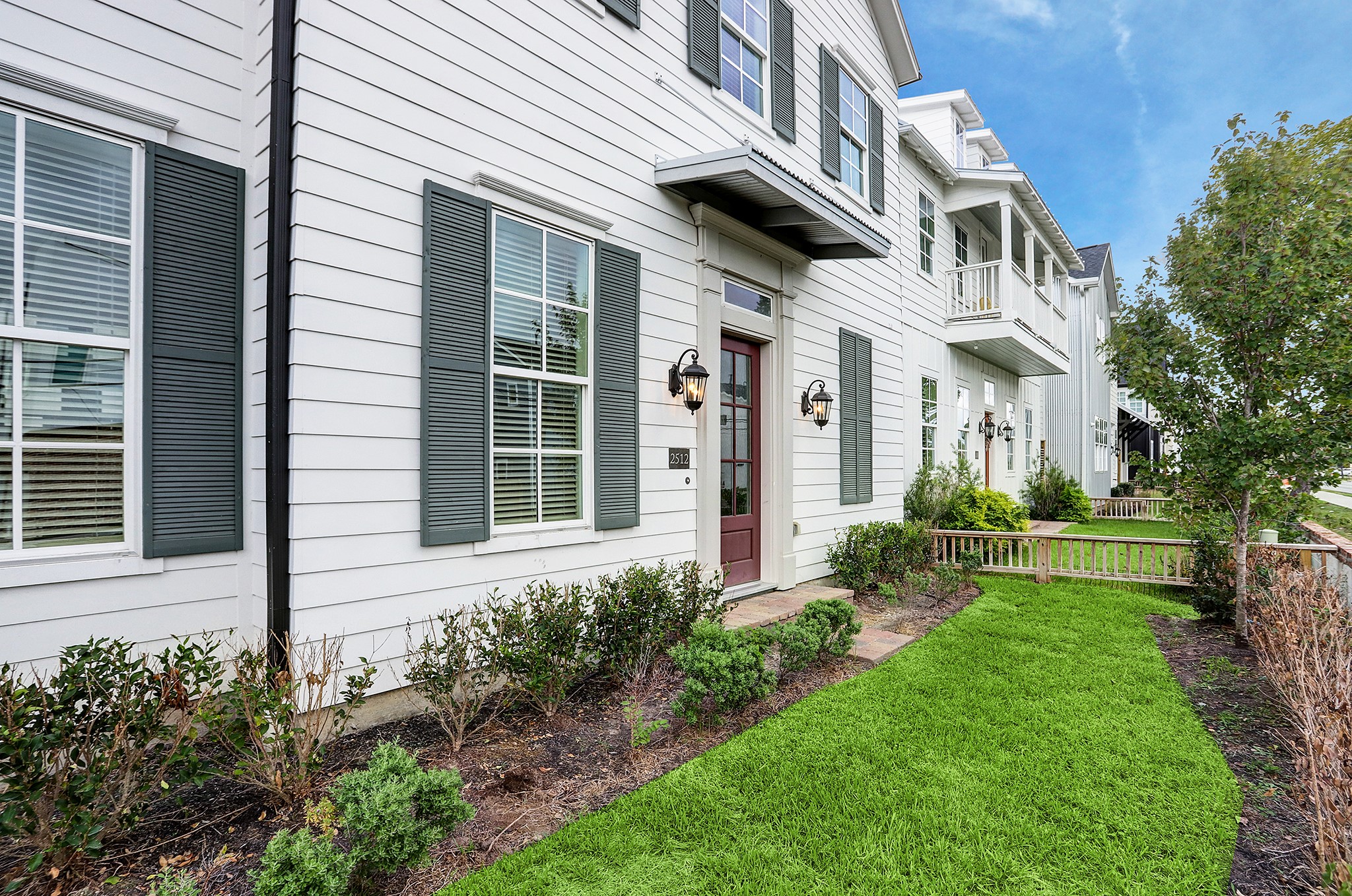 2512 Hollister Road Houston, TX 77080 - Photo 31 of 41 Small front fenced-in yard