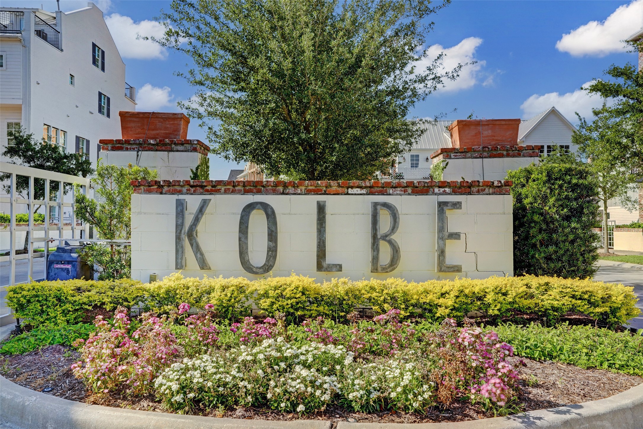 2512 Hollister Road Houston, TX 77080 - Photo 33 of 41 Gated entry with security guard from 6:00 pm to 6:00 am