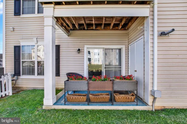 a bench is sitting in front of a house