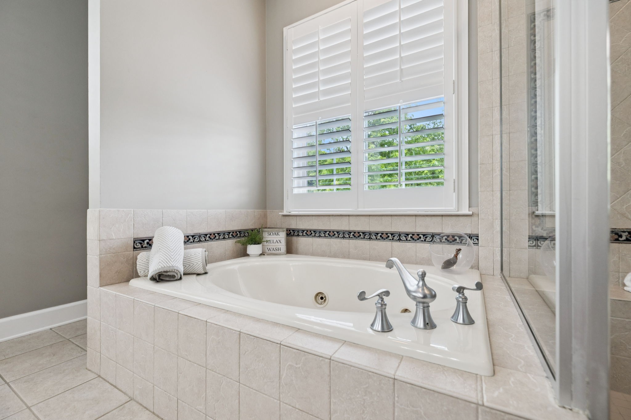 1387 Floyd Road Eagleville, TN 37060 - Photo 48 of 100 a white bath tub sitting next to a window