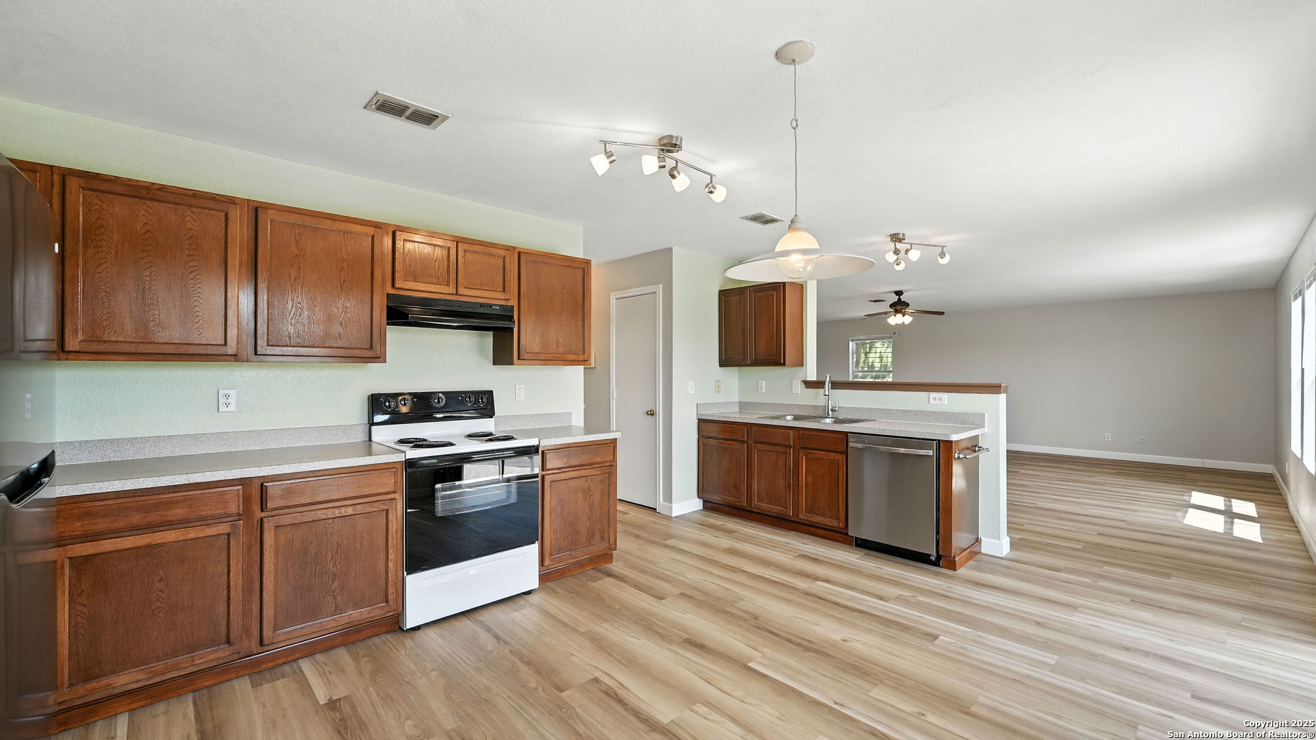 209 Hinge Path Cibolo, TX 78108 - Photo 4 of 40