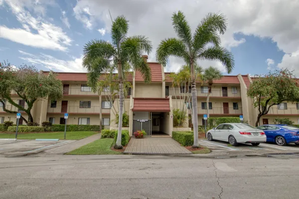 $2,000 | 4489 Luxemburg Court, Unit 101, Lake Worth, FL 33467